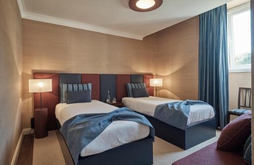 Torres Vedras Bed & Breakfast | Inviting Quinta da Carlota: Oceanfront with Pool & Dining