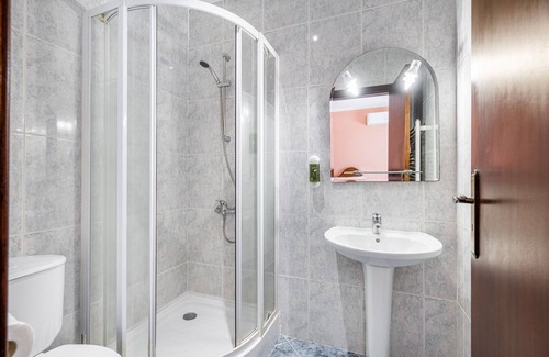 Rio Caldo House | Family-Friendly Retreat at Quinta da Carvalha - Room 2