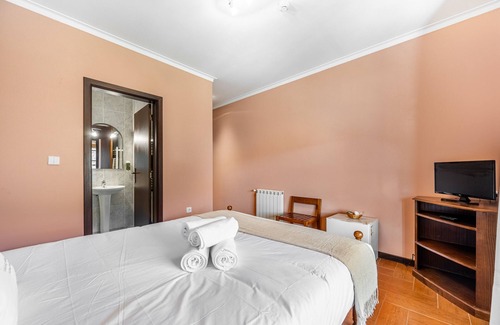 Rio Caldo House | Family-Friendly Retreat at Quinta da Carvalha - Room 2