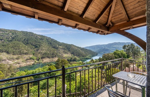 Rio Caldo House | Family-Friendly Retreat at Quinta da Carvalha - Room 2