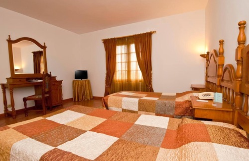 Mira Hotel | Discover Quinta da Lagoa: Family-Friendly with Pool & Dining