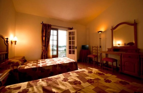 Mira Hotel | Discover Quinta da Lagoa: Family-Friendly with Pool & Dining