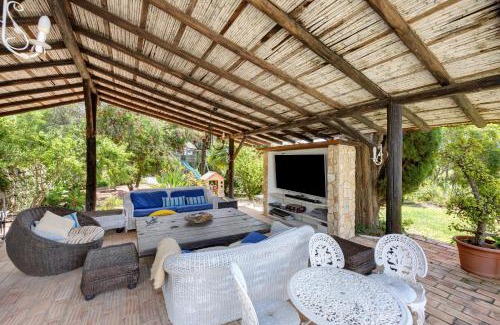 Farta Vacas Apartment | Tranquil Stay at Quinta das Achadas with Pool and Family Fun