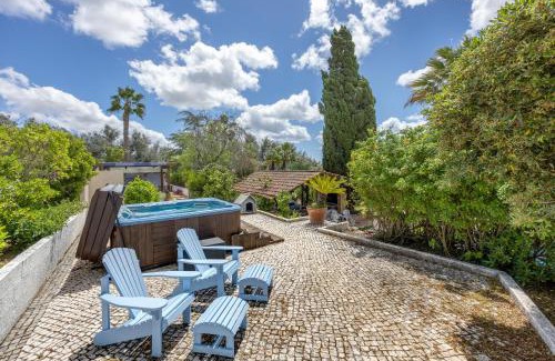 Farta Vacas Apartment | Tranquil Stay at Quinta das Achadas with Pool and Family Fun
