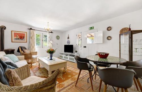 Farta Vacas Apartment | Tranquil Stay at Quinta das Achadas with Pool and Family Fun