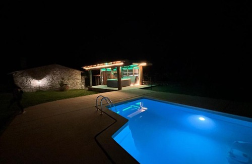 Penela House | Cozy Quinta das Eiras: Oceanfront Retreat with Pool