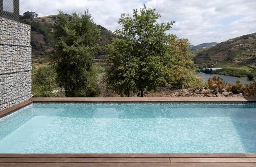Barro House | Oceanfront Escape at Quinta de São Pedro with Pool & Breakfast
