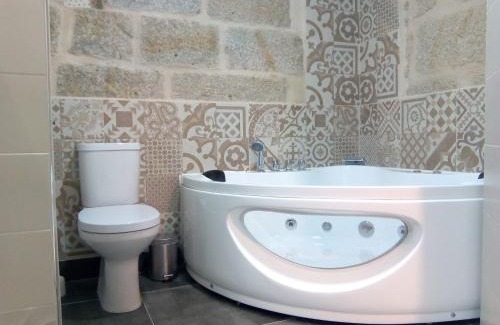 Valenca House | Beachfront Quinta do Caminho: Guest Rated 8.8/10 with Pool