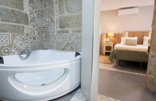 Valenca House | Relax at Quinta do Caminho: Pool, Spa & Family Friendly