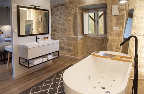 Valenca House | Relax at Quinta do Caminho: Pool, Spa & Family Friendly