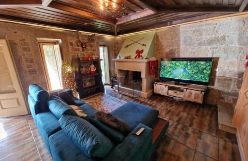 Arcozelo House | Beachfront Quinta do Moinho da Ínsua with Pool & Pet-Friendly