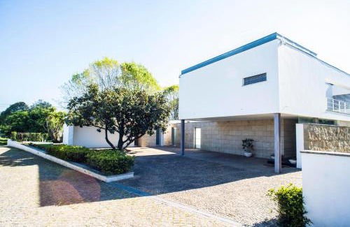 Portela House | Idyllic Quinta Do Pomar: Oceanfront Retreat with Pool