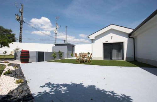 Portela House | Idyllic Quinta Do Pomar: Oceanfront Retreat with Pool