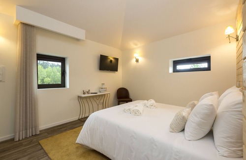 Medelo Hotel | Discover Quinta do Rio: Cozy Room & Dining Experience
