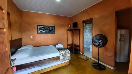 Pirenopolis Cabin | Quinta do Vale: Oceanfront Retreat with Pool & Pet-Friendly