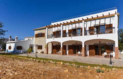 Sao Bras de Alportel House | Quinta dos Tesouros: Oceanfront Pool Retreat for Families