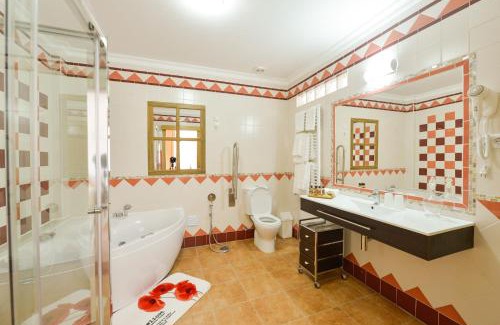 Sao Bras de Alportel House | Quinta dos Tesouros: Oceanfront Pool Retreat for Families