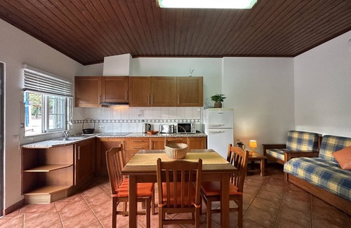 Monte Raposo Other | Inviting Quinta Jardim das Palmeiras with Pool & Spa Access