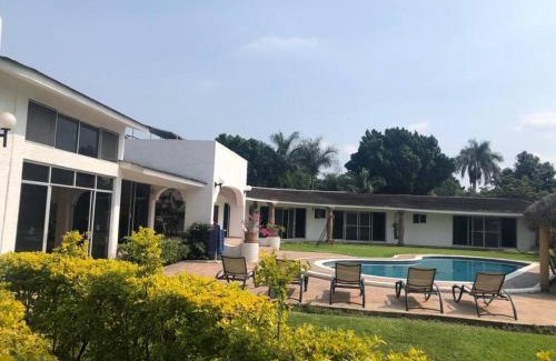 Yautepec Villa | Quinta Los Soles: Family-Friendly Hotel with Pool & Breakfast