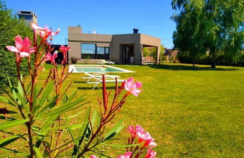Mercedes House | Pet-Friendly Quinta Mercedes: Poolside Retreat for Families