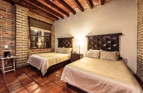 San Pedro Tesistan Hotel | Quinta San Carlos: Family-Friendly Retreat with Pool & Spa