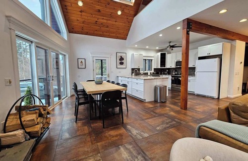Becket House | Relaxing 6-BR Berkshires Lodge with Spa & Hot Tub