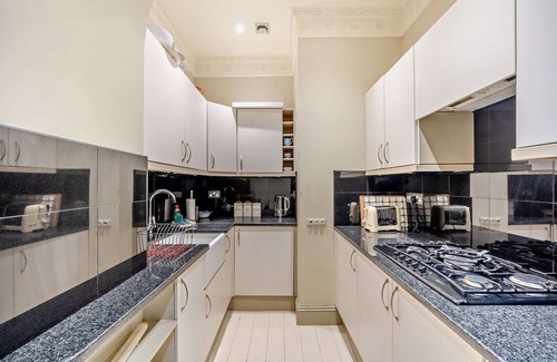 Bath Apartment | Inviting English Townhouse Apartment for Family Stays