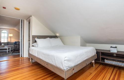 College Hill Apartment | Quintessential New England loft next to Brown
