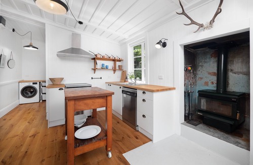 Russell Cottage | Charming Russell Cottage in the Heart of the Village