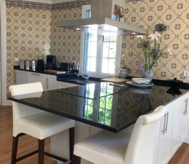 Camacha Villa | Highly Rated Quintinha de Palmyra: Pet-Friendly Retreat