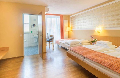 Zahringen Hotel | Comfortable Quintuple Room with Private Bath - Hotel Classic