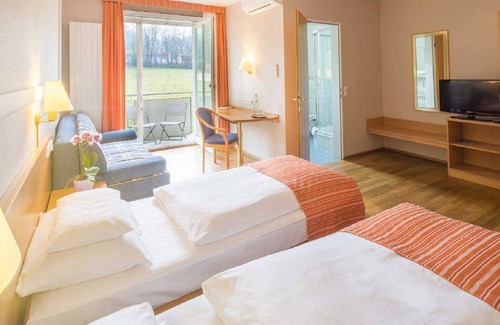 Zahringen Hotel | Comfortable Quintuple Room with Private Bath - Hotel Classic