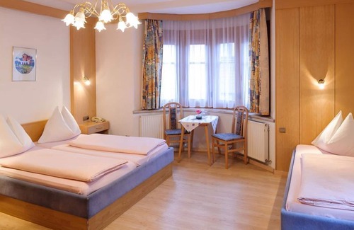 Innsbruck Hotel | Quintuple room with shower, WC - Hotel Tautermann