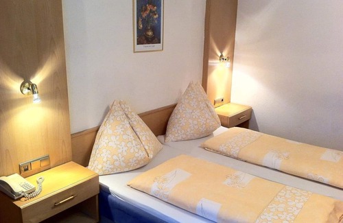 Innsbruck Hotel | Quintuple room with shower, WC - Hotel Tautermann