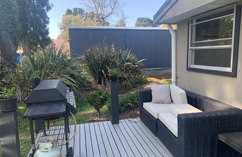 Robertson House | Unique 1-Bed Retreat with Family & Pet-Friendly Amenities