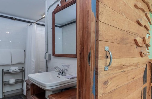 Pittsboro Bed & Breakfast | Unique Tree House B&B: Family-Friendly Retreat Awaits