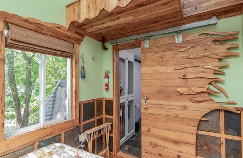 Pittsboro Bed & Breakfast | Unique Tree House B&B: Family-Friendly Retreat Awaits
