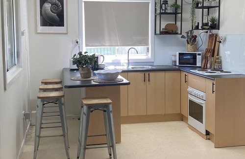 West Kempsey Cabin | Cozy 2 Bedroom Cottage with Spa and Hot Tub Retreat