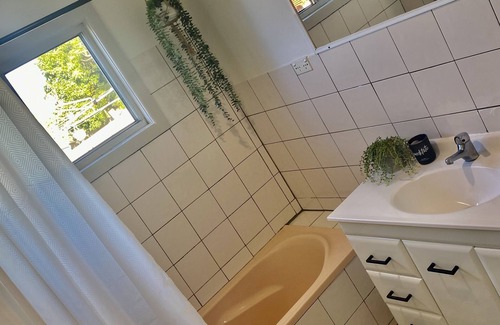 West Kempsey Cabin | Cozy 2 Bedroom Cottage with Spa and Hot Tub Retreat