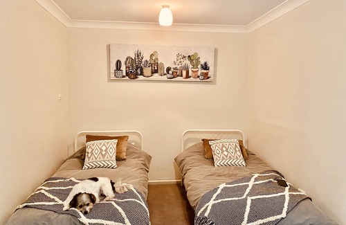West Kempsey Cabin | Cozy 2 Bedroom Cottage with Spa and Hot Tub Retreat