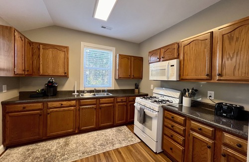 Rockford Cottage | Cozy Tiny Home Retreat in Rockford with Pet-Friendly Perks