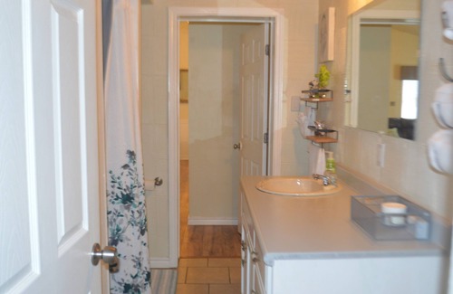 Denison House | Charming Country Retreat - Pet Friendly with Ocean Views!