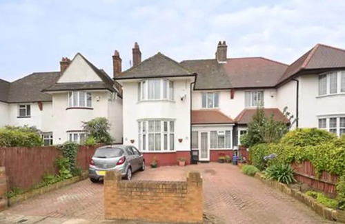 Acton Apartment | Serene Garden Flat with Spa and Hot Tub Access