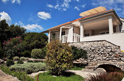 Cove Tri Zala (Zrnovo) Villa | Tranquil Retreat for an Unforgettable Getaway: Rated 9.8/10