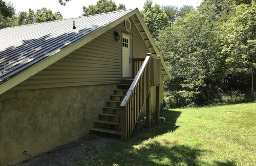 Lookout Mountain Apartment | Tranquil Studio Apartment with Breakfast & Child-Friendly Amenities
