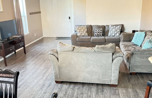 Southside House | Welcoming Suburban Retreat with Spa and Breakfast Options