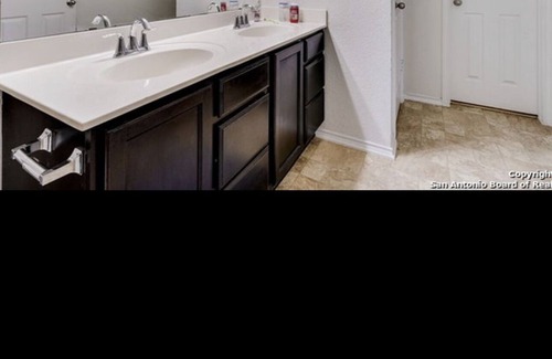 Southside House | Welcoming Suburban Retreat with Spa and Breakfast Options