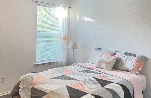 Southside House | Welcoming Suburban Retreat with Spa and Breakfast Options