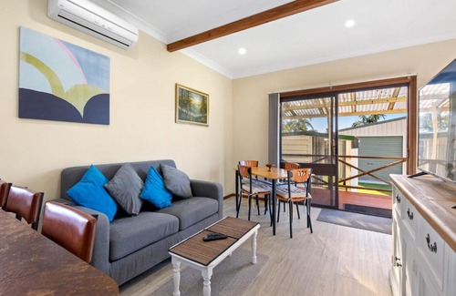 Narooma Apartment | Oceanfront Quota Cabin with Family-Friendly Amenities