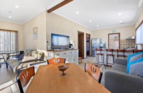 Narooma Apartment | Oceanfront Quota Cabin with Family-Friendly Amenities